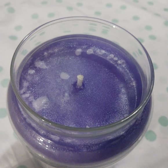 NWT! YANKEE CANDLE (Lilac Blossom, 22oz) - Picture 5 of 7